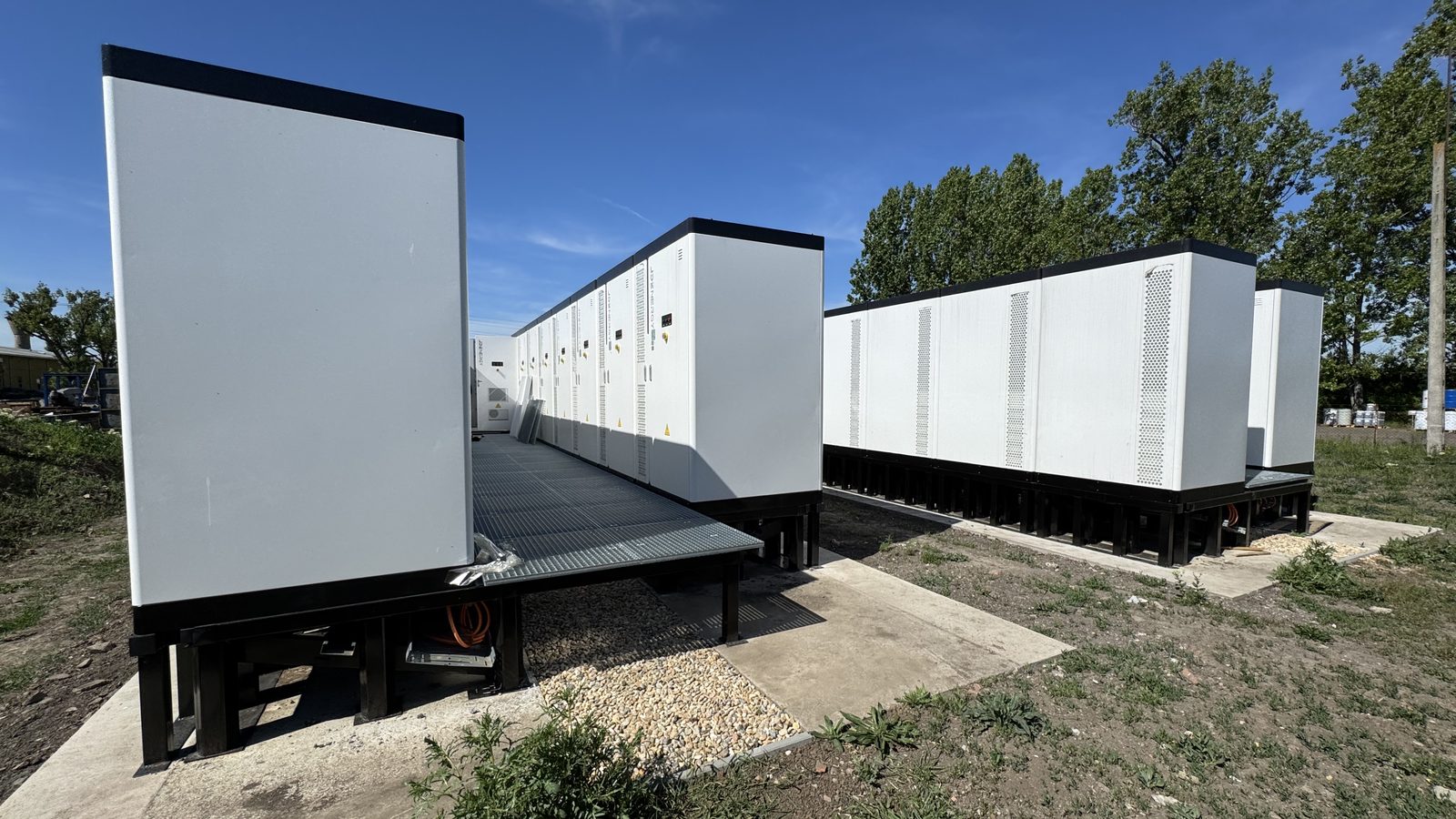 A Pikopack füzesabonyi gyárterületén létesült energiatároló konténersorai